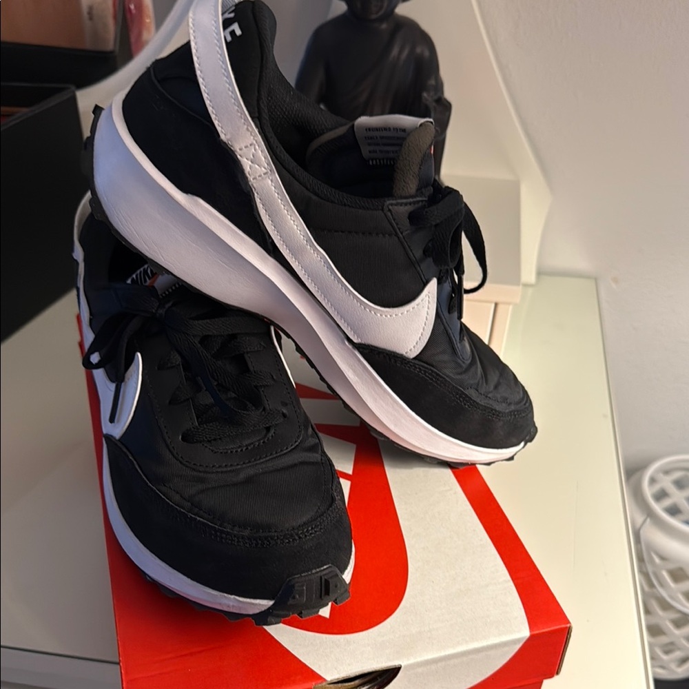 💗Nike Black and White waffle Debut Sneakers💗